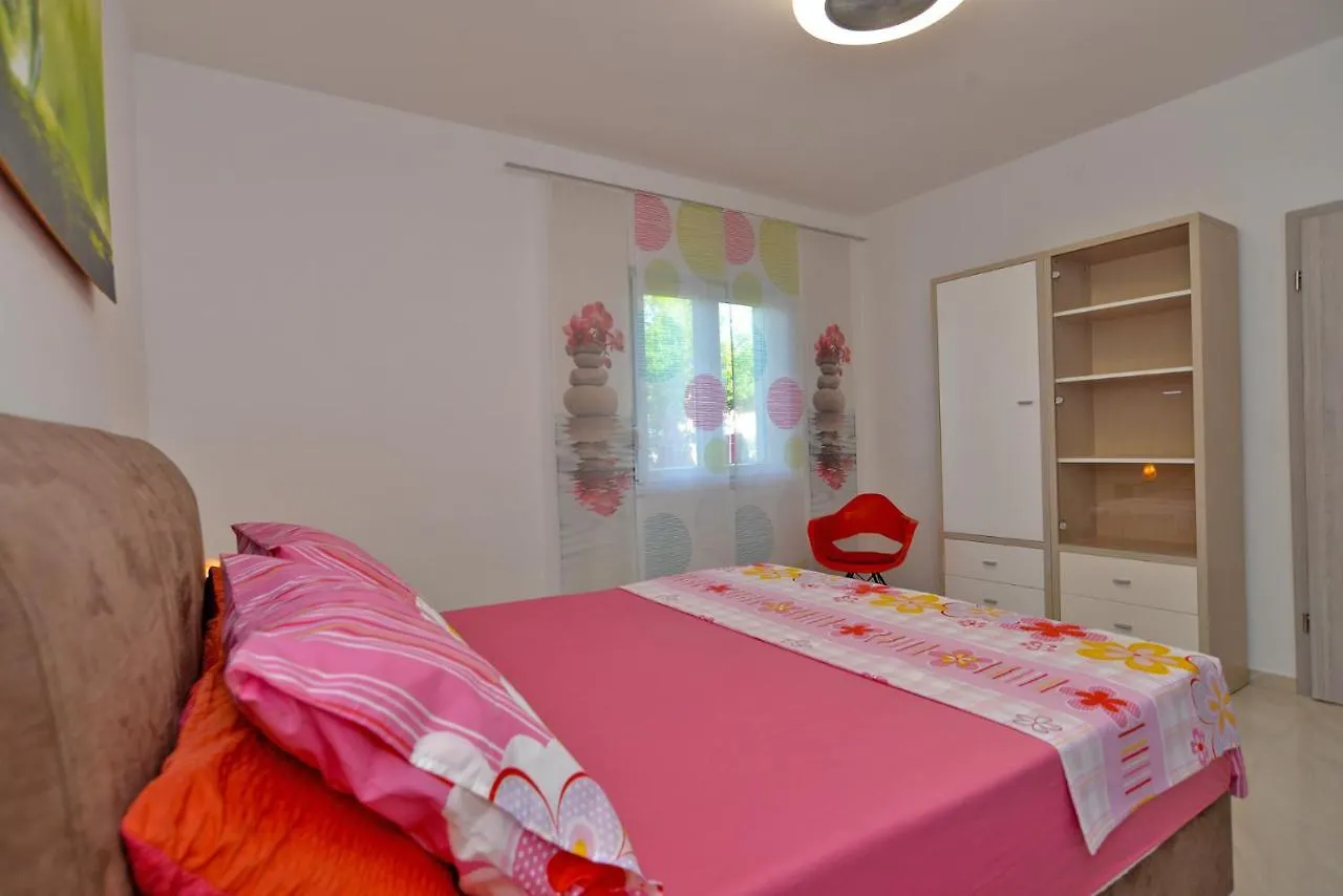 Apartments Mala Vala 925 - Adapted 0*, Fazana
