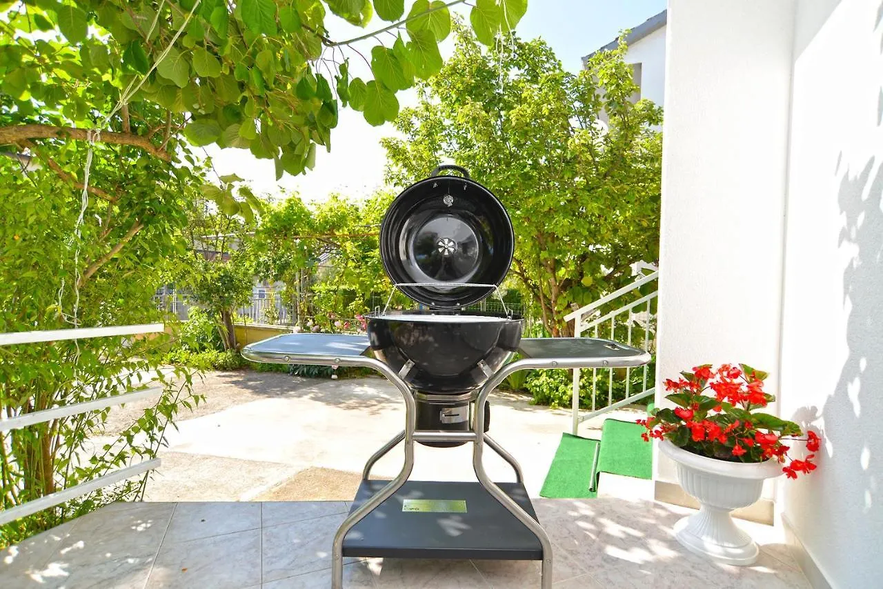 Apartments Mala Vala 925 - Adapted Croatia